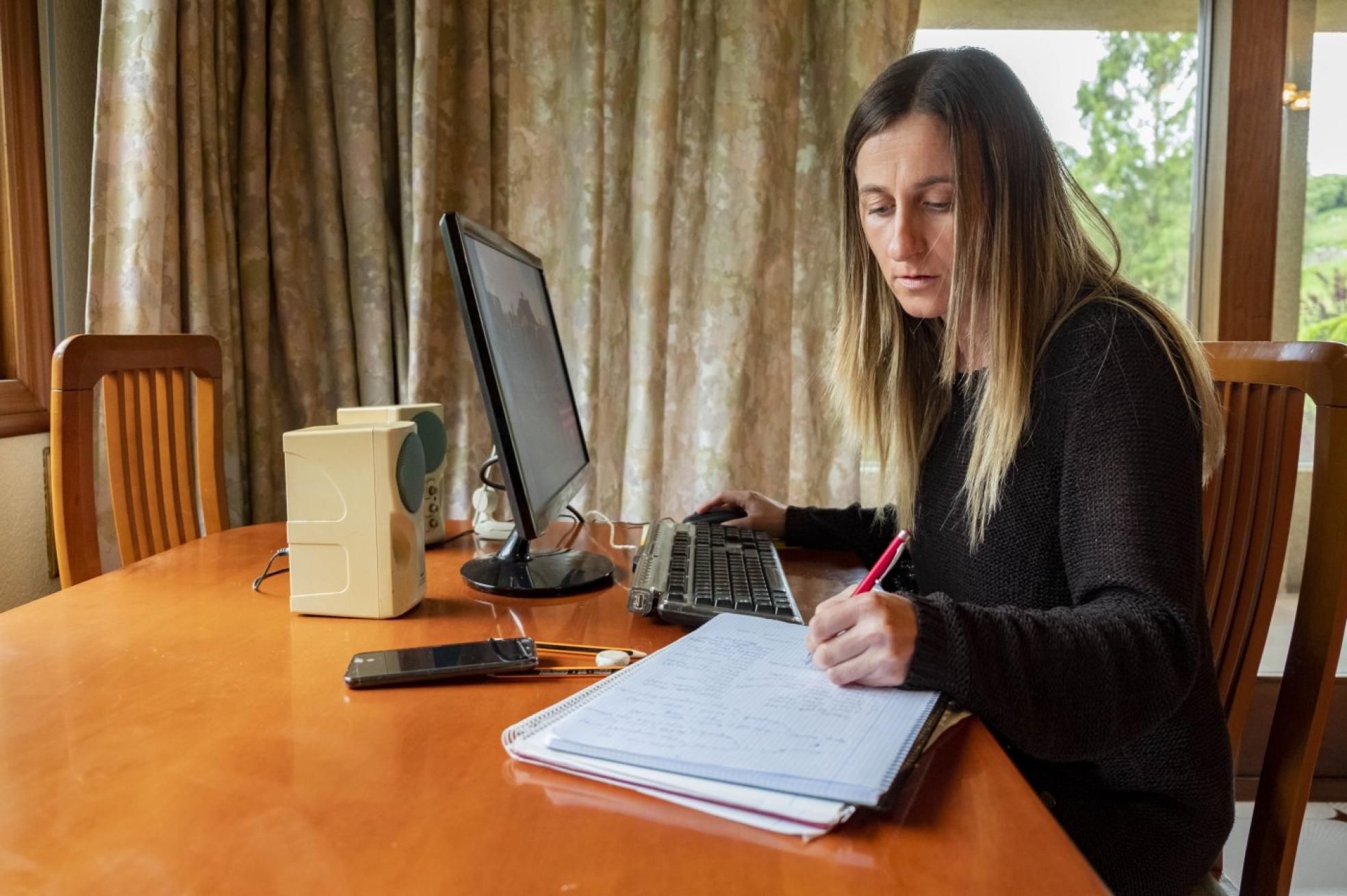 Isabel Terán, educadora de Cáritas que realiza apoyo escolar de forma telemática. 