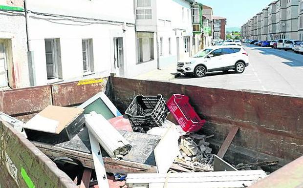 Imagen. Los vecinos de las calles afectadas rehabilitan desde hace semanas sus viviendas, bajos y locales.