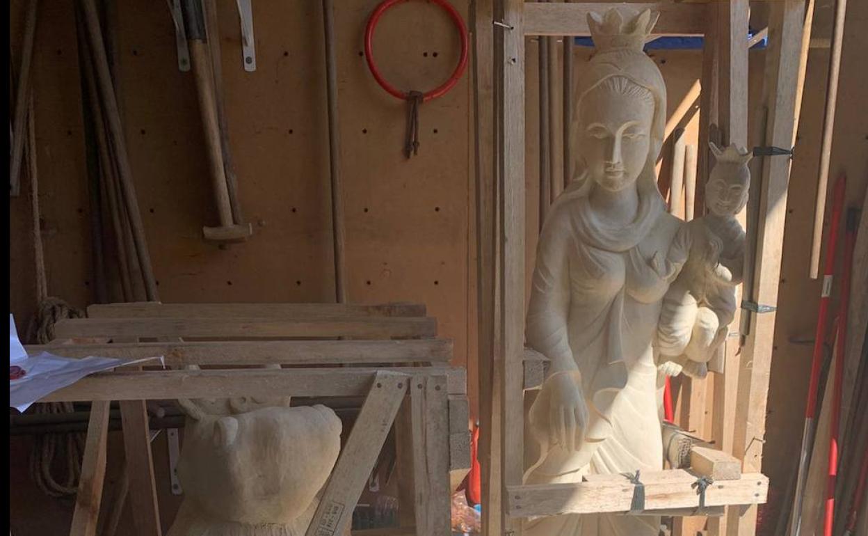 A la derecha, la imagen de la Virgen del Carmen.