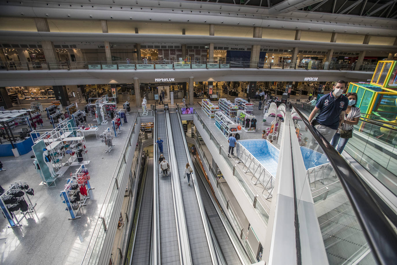 El Corte Inglés y Valle Real reabren sus puertas con pegatinas en el suelo para recordar los dos metros de separación y genes en cada esquina