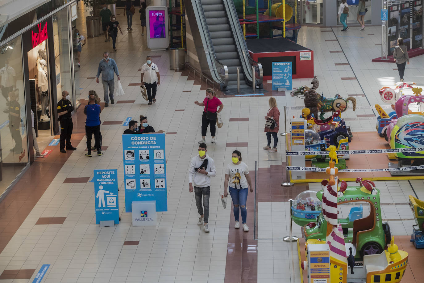 El Corte Inglés y Valle Real reabren sus puertas con pegatinas en el suelo para recordar los dos metros de separación y genes en cada esquina