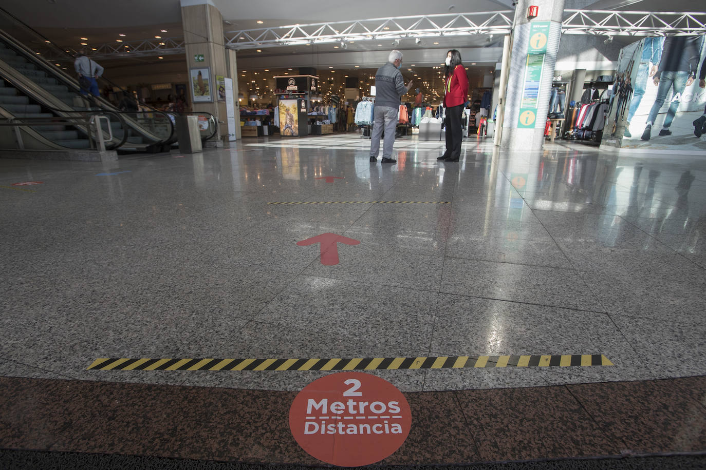 El Corte Inglés y Valle Real reabren sus puertas con pegatinas en el suelo para recordar los dos metros de separación y genes en cada esquina