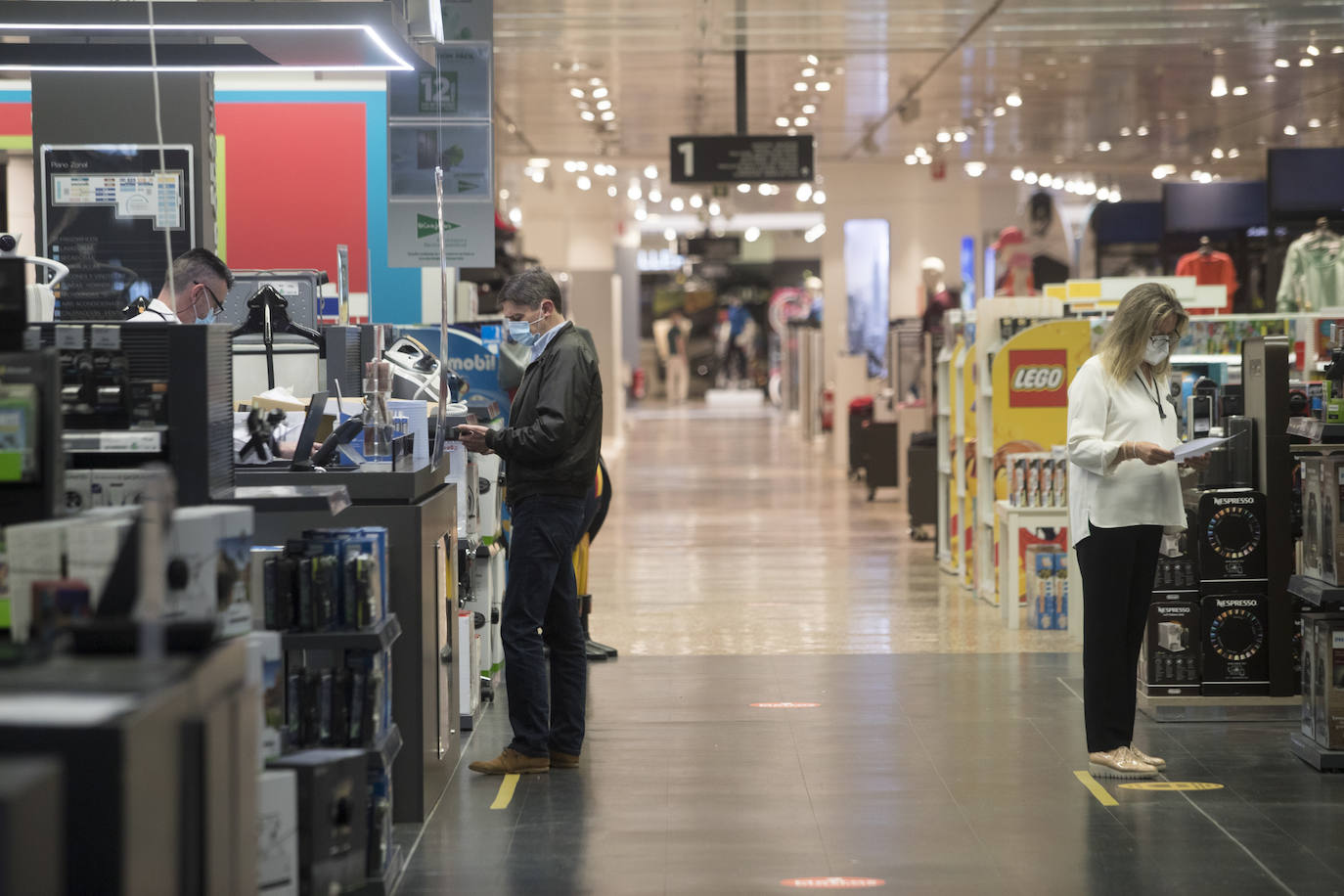 El Corte Inglés y Valle Real reabren sus puertas con pegatinas en el suelo para recordar los dos metros de separación y genes en cada esquina