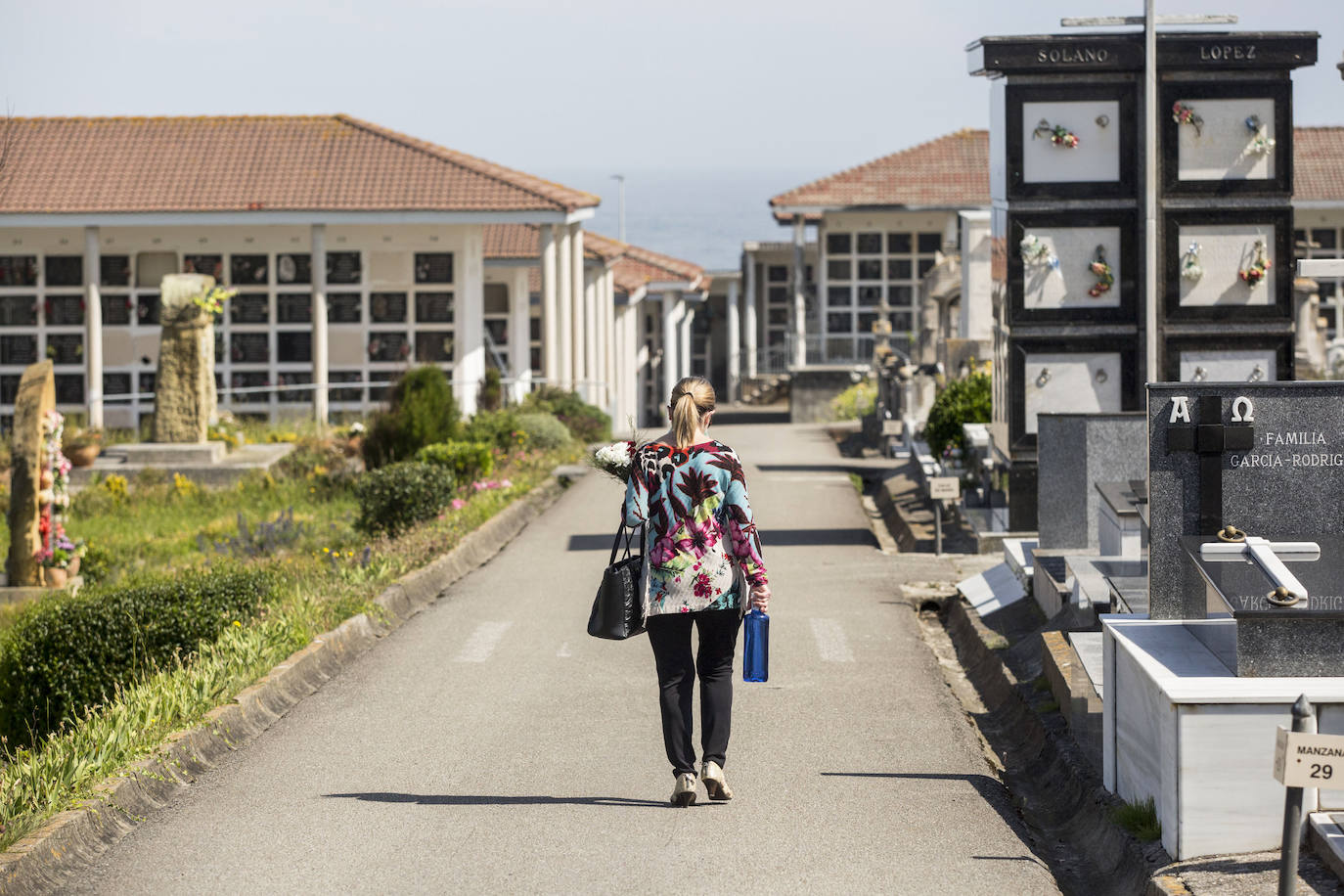 El cementerio vuelve a abrir sus puertas al púbico, limitando la estancia y sin permitir el acceso a vehículos