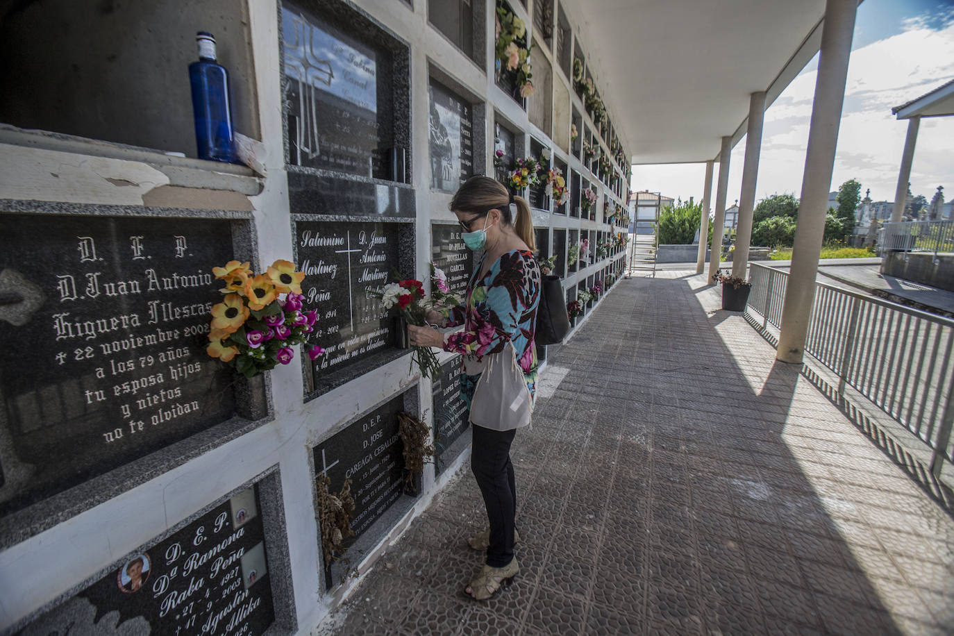 El cementerio vuelve a abrir sus puertas al púbico, limitando la estancia y sin permitir el acceso a vehículos