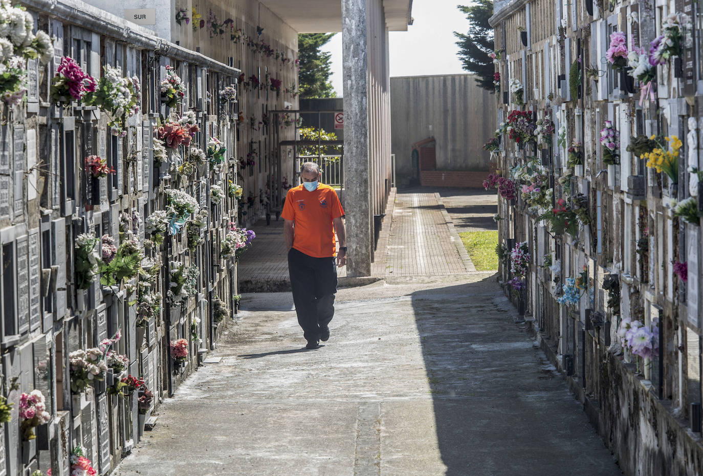 El cementerio vuelve a abrir sus puertas al púbico, limitando la estancia y sin permitir el acceso a vehículos