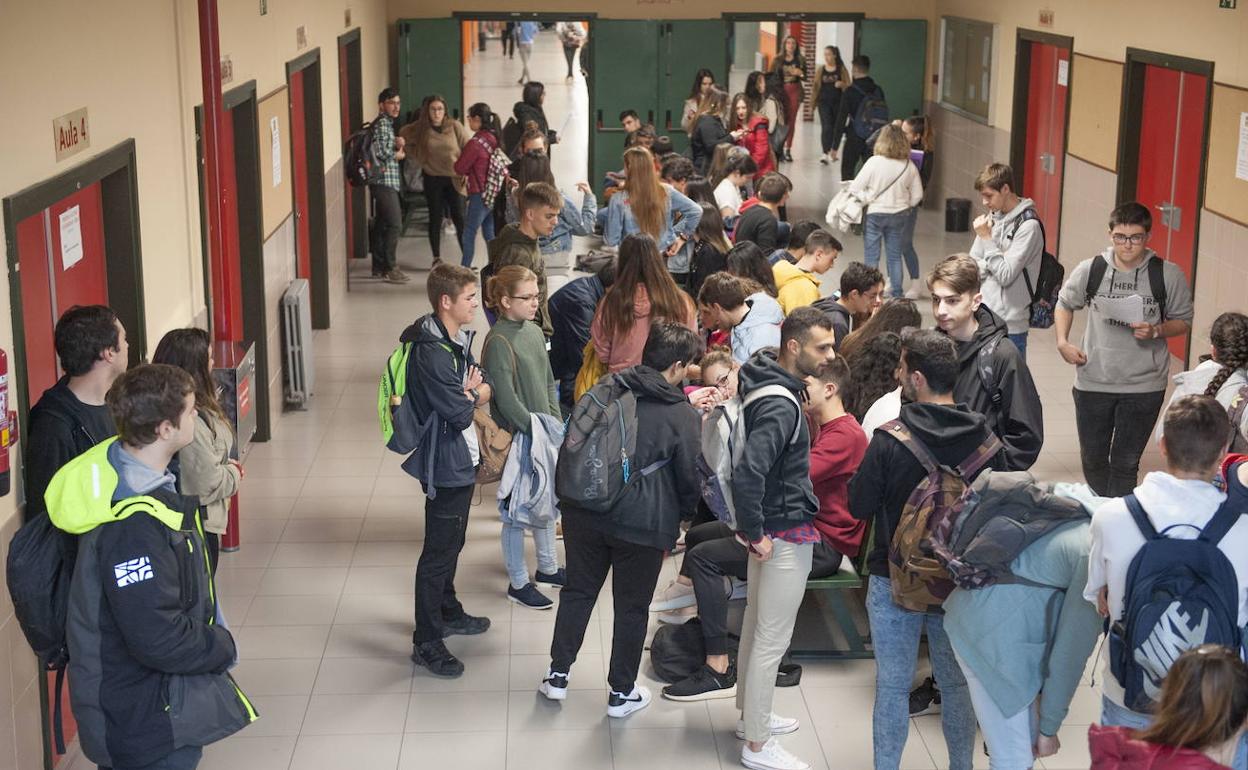 Esta imagen de 2019 de los estudiantes todos juntos antes de entrar a la clase para hacer el examen no se repetirá este año, ya que la recepción a los alumnos será en el mismo aula del examen. 