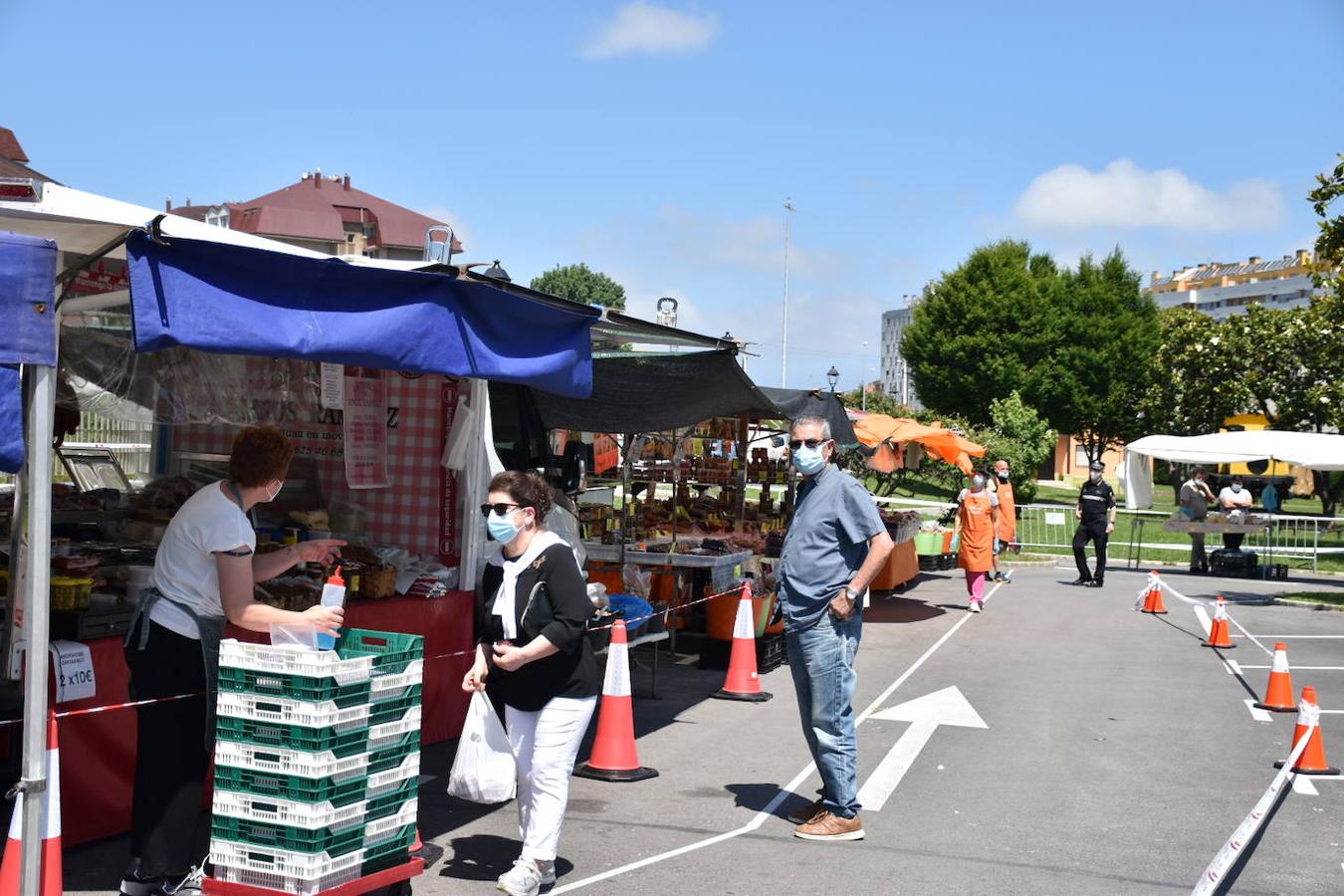 Fotos: Solo 12 puestos de 108 en el mercadillo de Maliaño