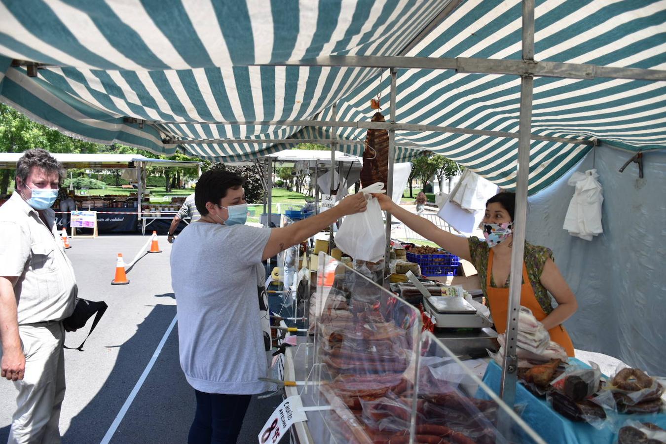 Fotos: Solo 12 puestos de 108 en el mercadillo de Maliaño