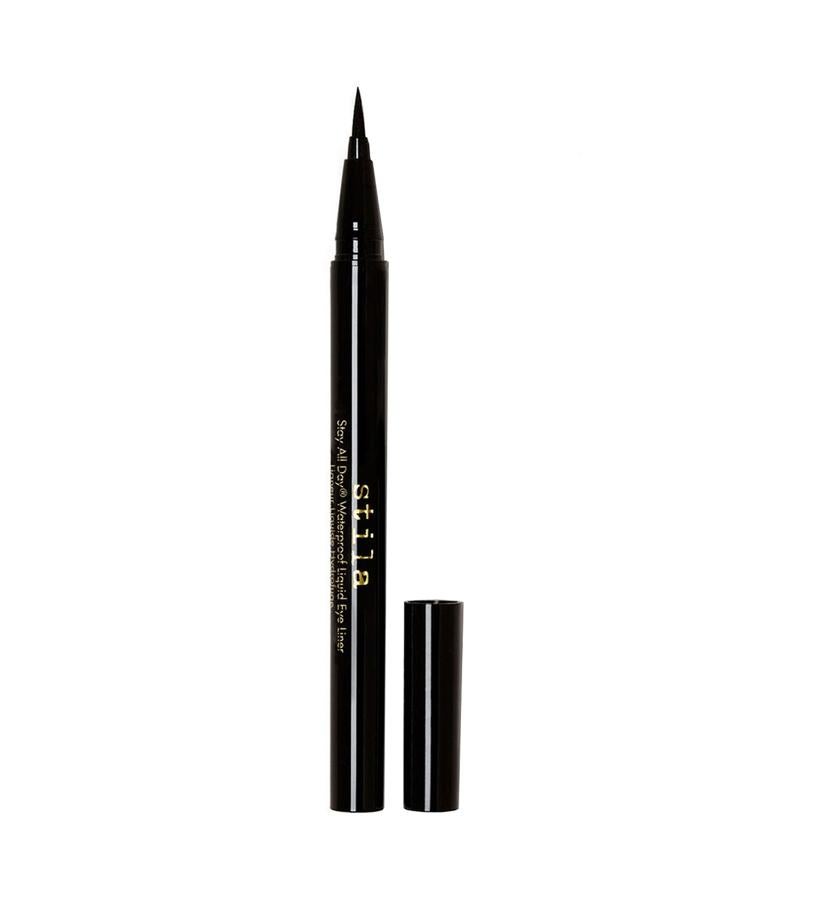 'Stay All Day Waterproof Liquid Eyeliner', de Stila. Delineador notablemente impermeable, con una punta delgada, similar a un rotulador, es fácil de usar, incluso para las que tengan un pulso inestable. Es capaz de ofrecerte la oportunidad de crear cualquier look, desde una línea delgada hasta un trazo audaz y dramático. Su trazo se desliza sin problemas, sin saltos, manchas o tirones, y dura todo el día. (19,60 €).