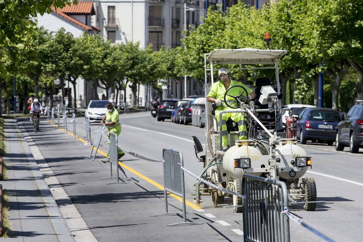 Fotos: El Ayuntamiento habilita un carril bici en Reina Victoria y reordena el tráfico