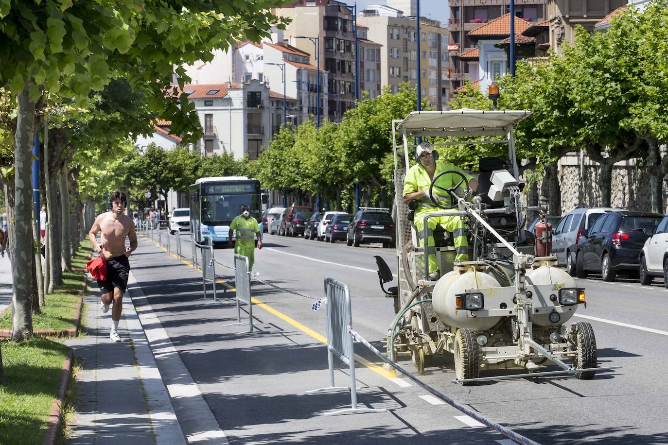 Fotos: El Ayuntamiento habilita un carril bici en Reina Victoria y reordena el tráfico