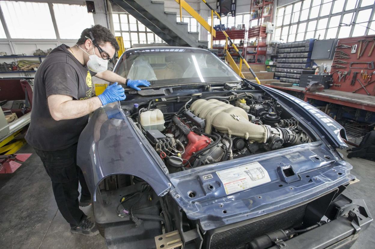 Un taller mecánico de Santander, trabajando con las nuevas precauciones a primeros de mayo. 