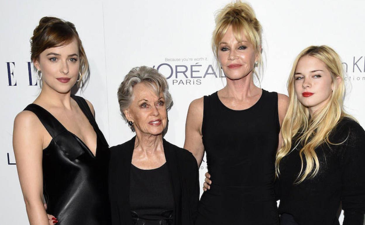 Dakota Johnson, su abuela Tippi Heden, su madre Melanie Griffith y su hermana Stella del Carmen.