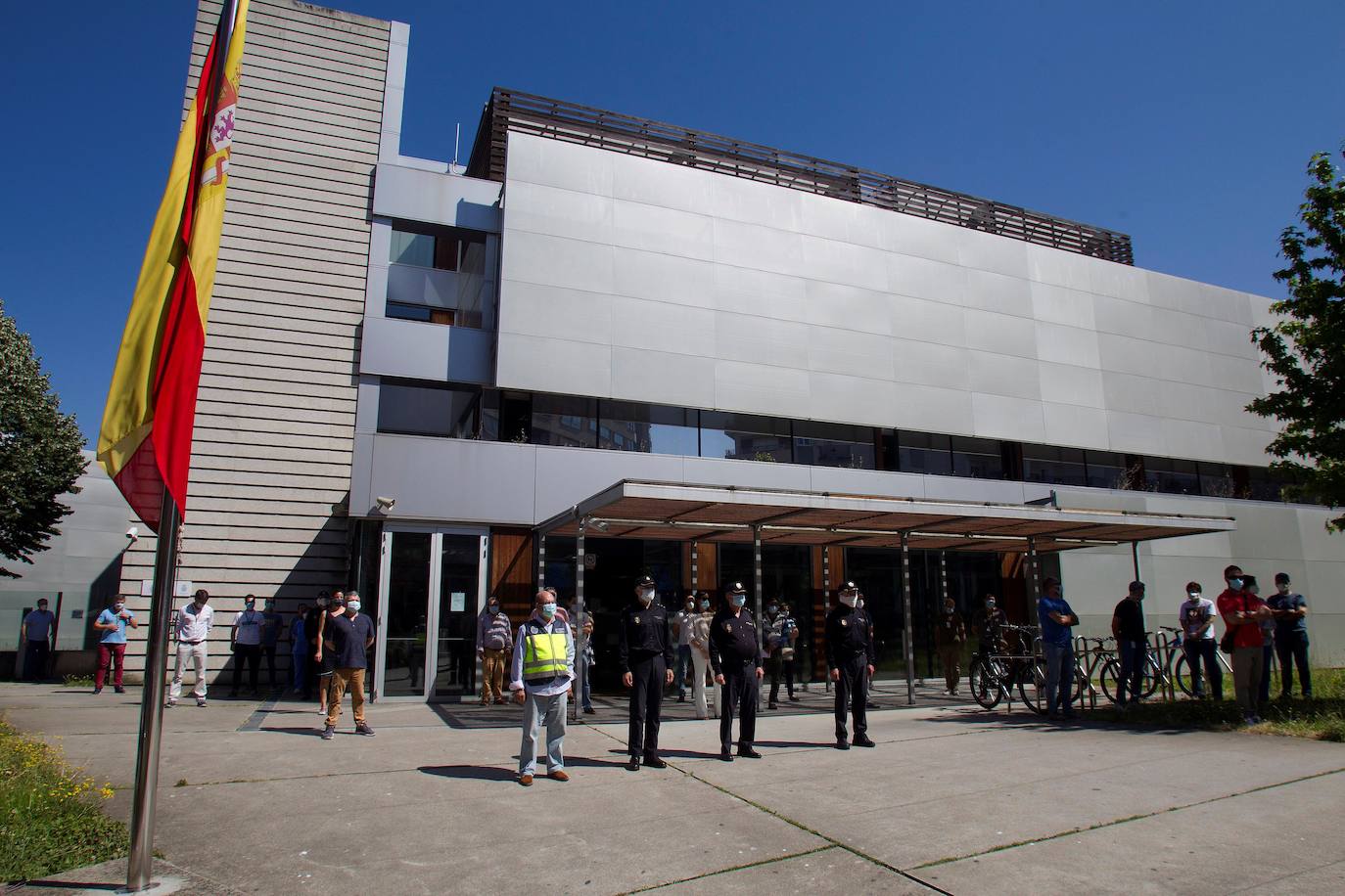 Minuto de silencio en recuerdo de las víctimas del coronavirus guardado este miércoles ante la comisaría de la Policía Nacional en Vigo.