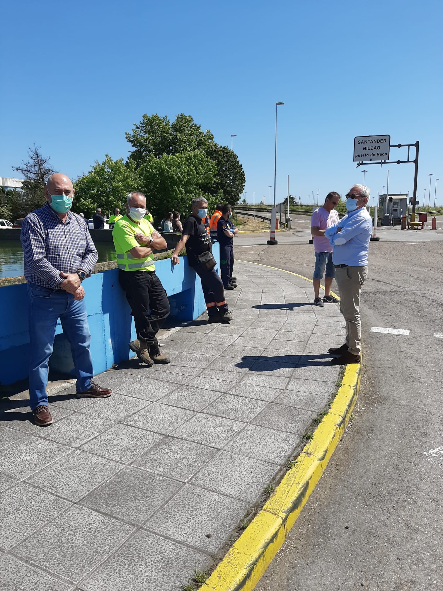 Fotos: Cantabria guarda un minuto de silencio por las víctimas del coronavirus