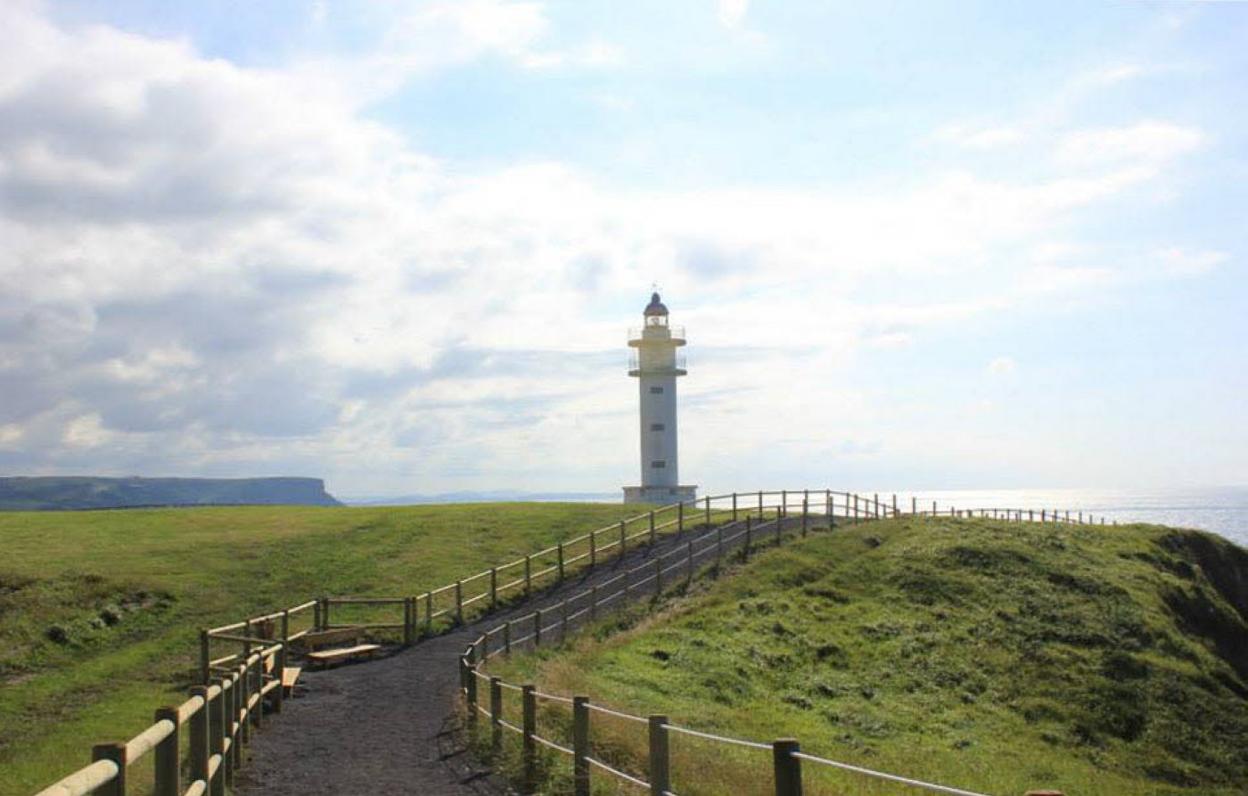 El faro, el más septentrional de la región, permite disfrutar de una de las vistas más impresionantes del litoral. 