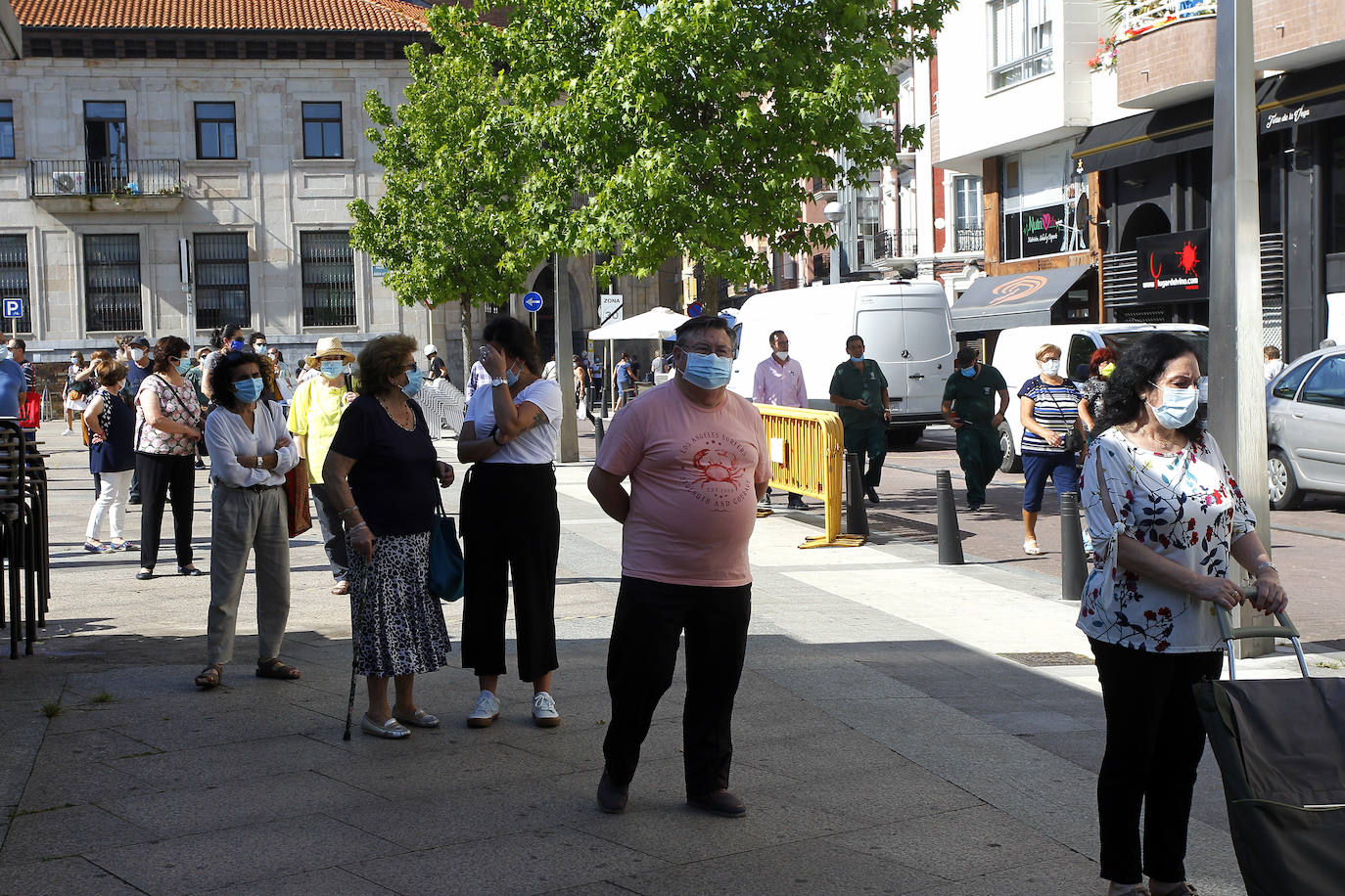 Fotos: Mucho sol y medidas de seguridad en el primer &#039;mercado de los jueves&#039; de Torrelavega, en la Plaza de La Llama