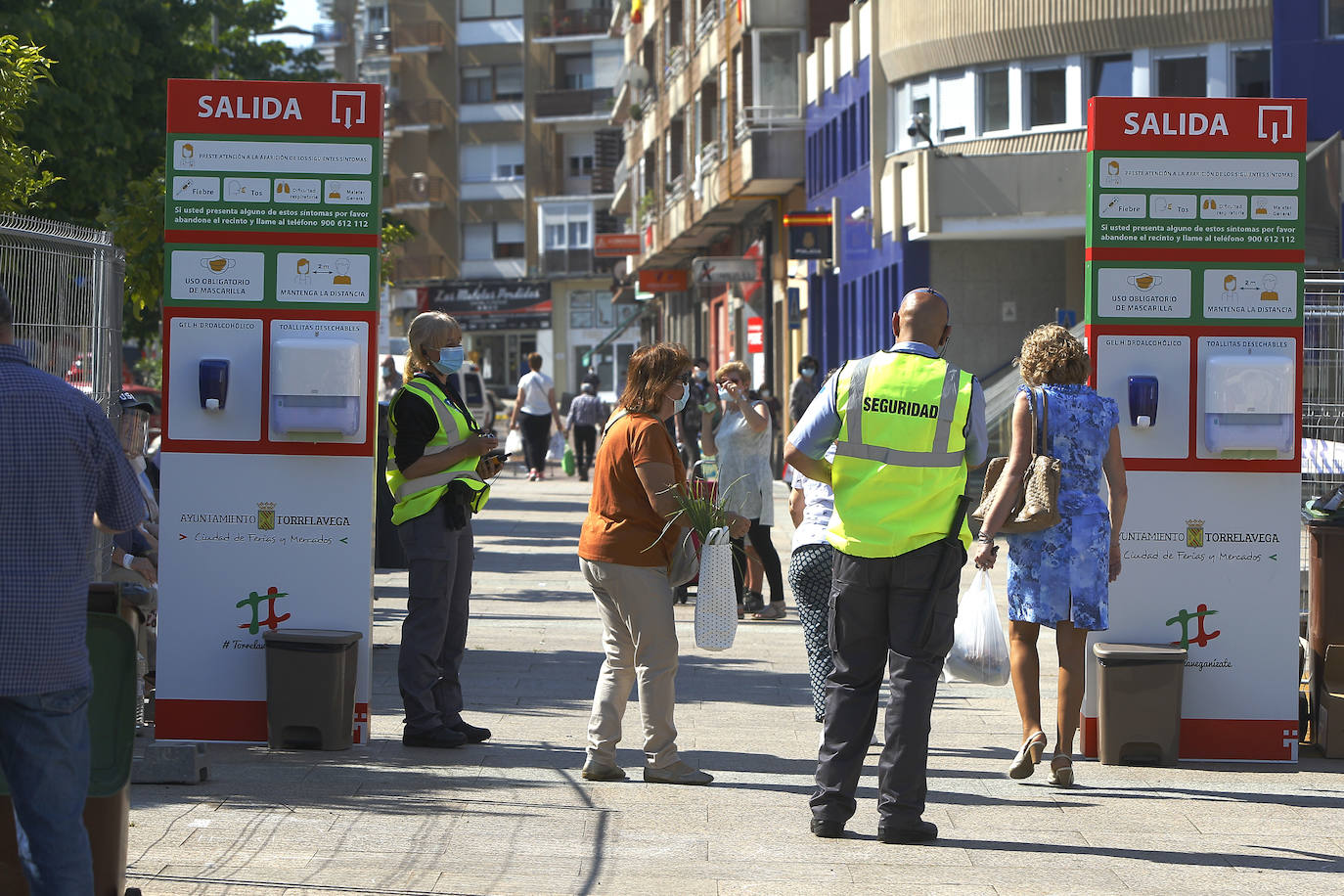 Fotos: Mucho sol y medidas de seguridad en el primer &#039;mercado de los jueves&#039; de Torrelavega, en la Plaza de La Llama