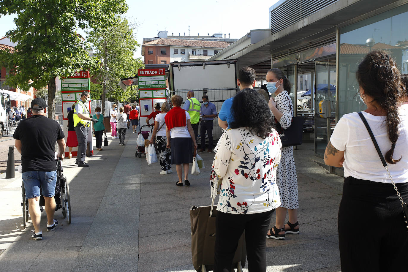 Fotos: Mucho sol y medidas de seguridad en el primer &#039;mercado de los jueves&#039; de Torrelavega, en la Plaza de La Llama