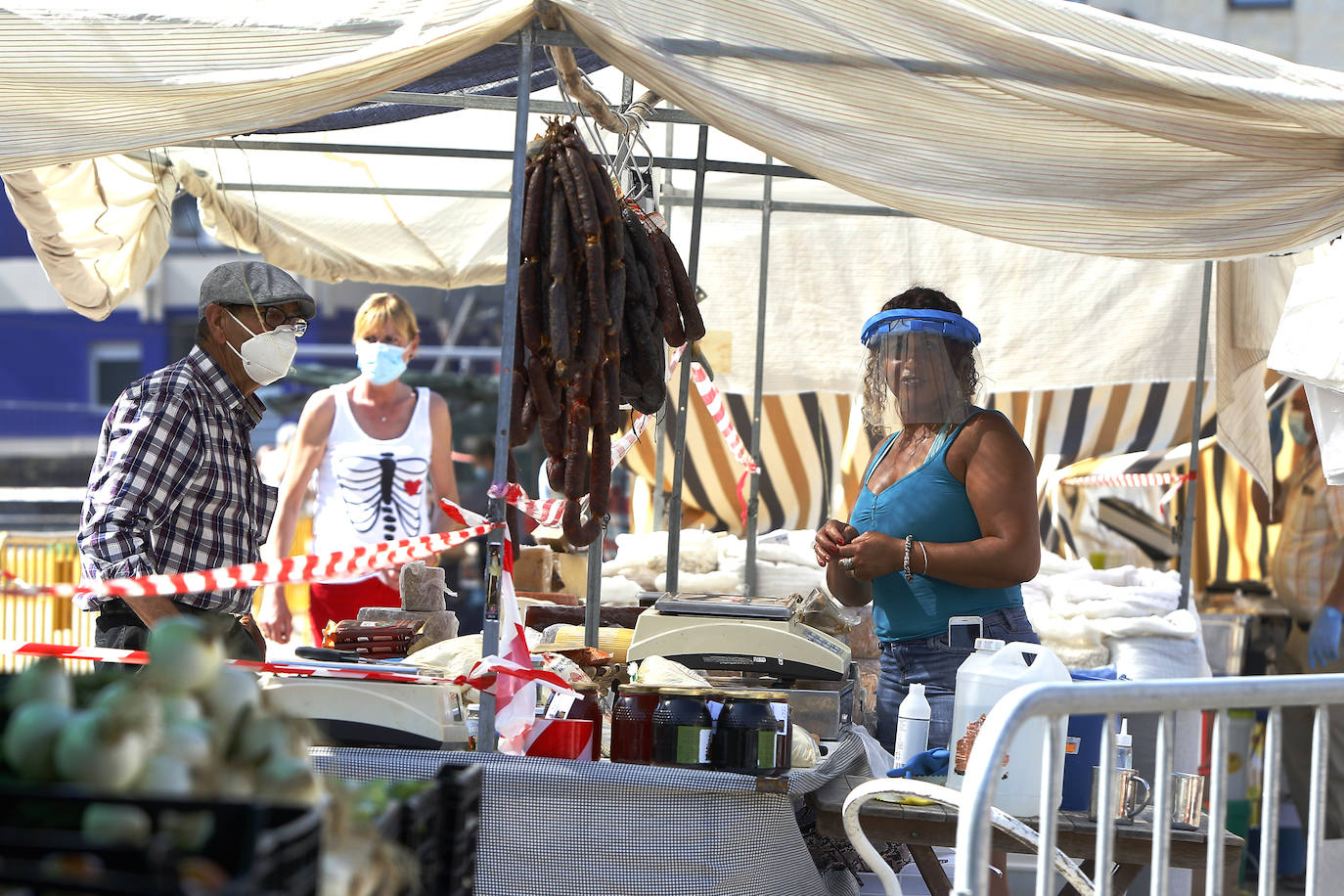 Fotos: Mucho sol y medidas de seguridad en el primer &#039;mercado de los jueves&#039; de Torrelavega, en la Plaza de La Llama