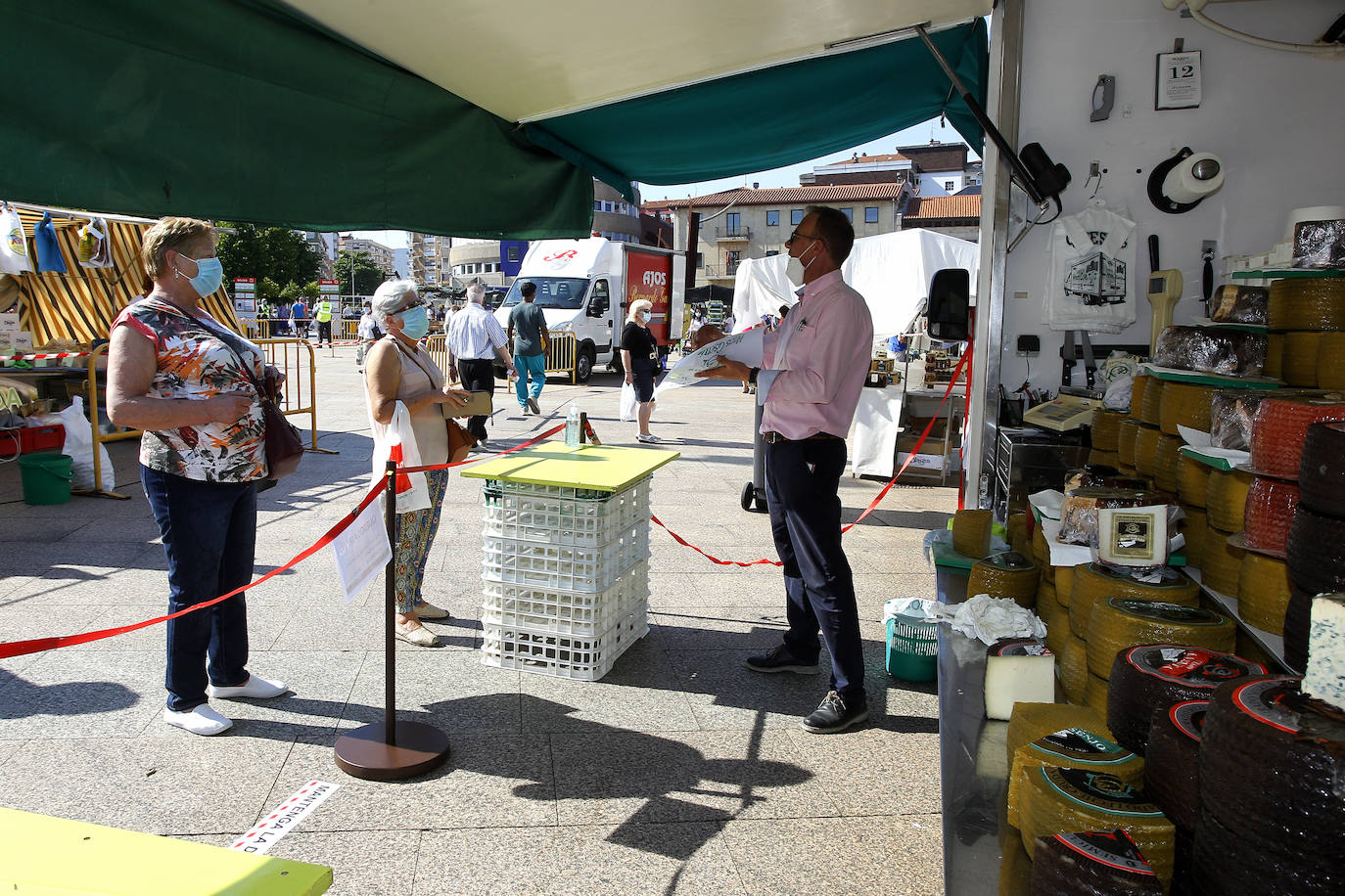 Fotos: Mucho sol y medidas de seguridad en el primer &#039;mercado de los jueves&#039; de Torrelavega, en la Plaza de La Llama