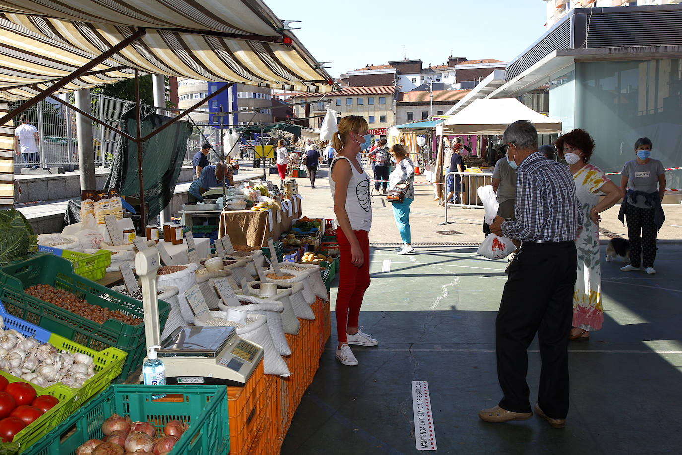 Fotos: Mucho sol y medidas de seguridad en el primer &#039;mercado de los jueves&#039; de Torrelavega, en la Plaza de La Llama