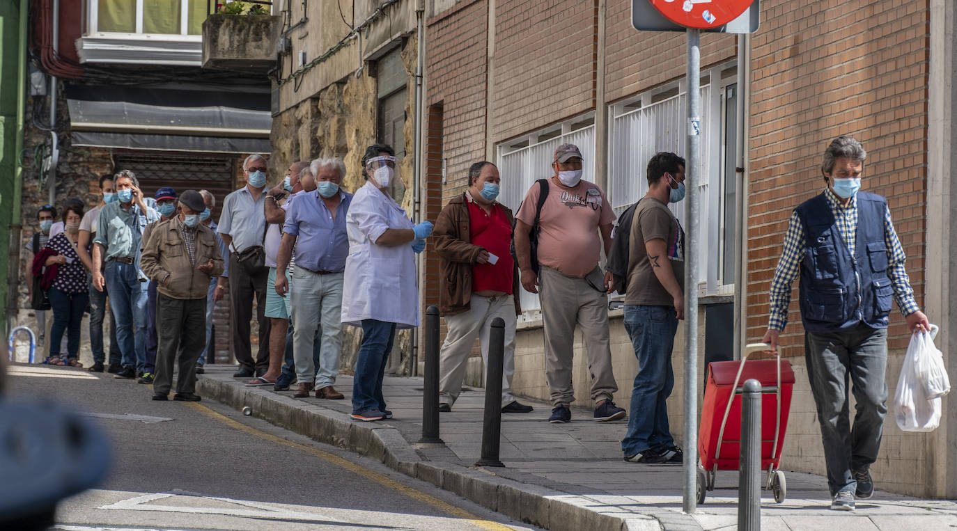 Fotos: Aumentan las colas para conseguir comida y productos básicos en Cantabria