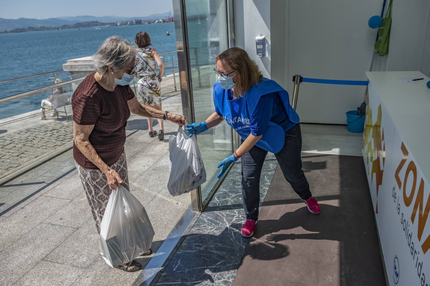 Fotos: Aumentan las colas para conseguir comida y productos básicos en Cantabria