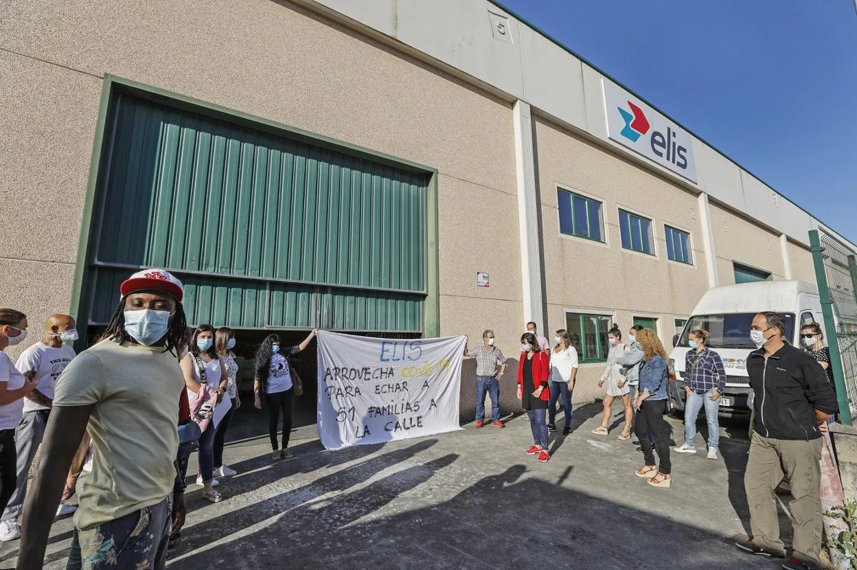 Los trabajadores se concentraron a la entrada de la lavandería .