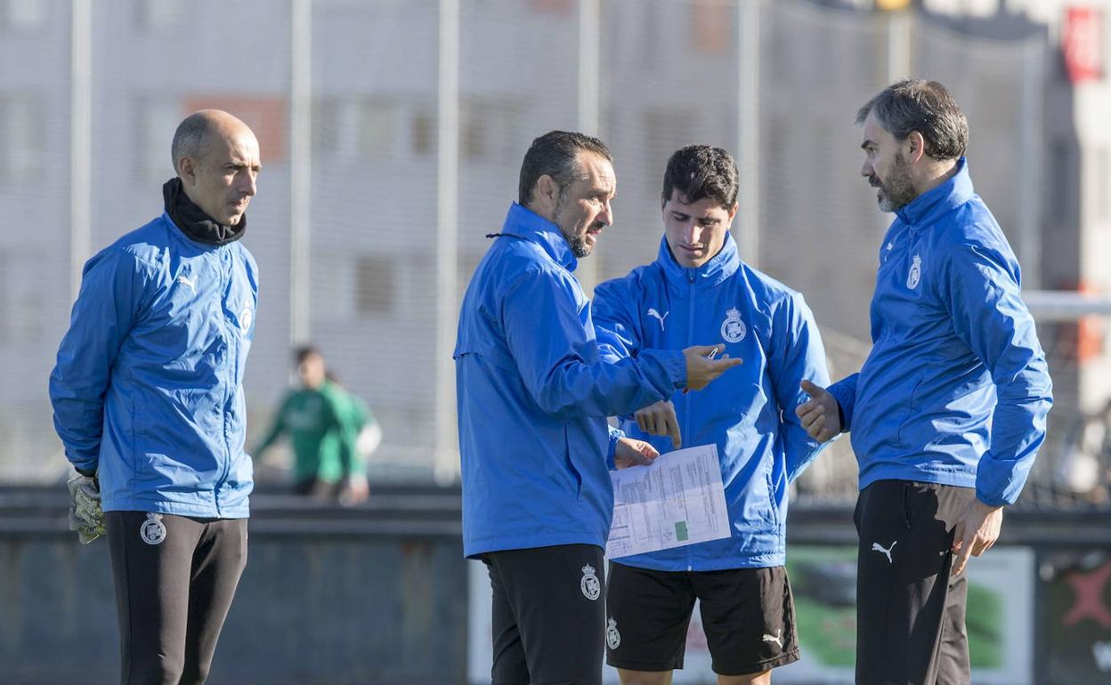 Blasco, segundo entrenador del Racing: «La plantilla está muy comprometida, trabaja con disciplina y muestra entusiasmo en cada sesión»