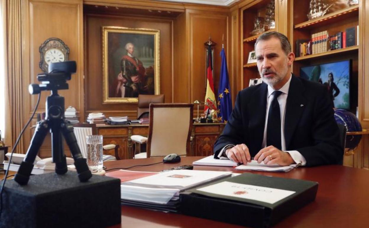 Felipe VI, durante una reunión telemática.