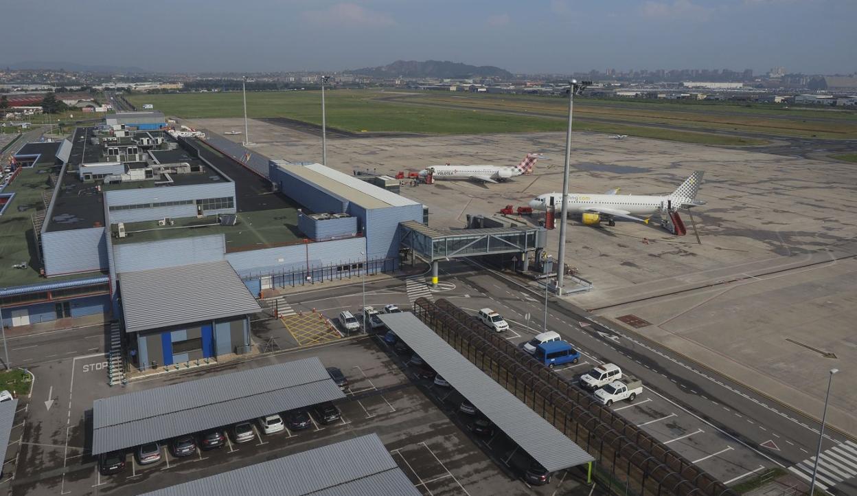 Imagen de archivo de las instalaciones del Seve Ballesteros, con dos aviones en la plataforma de estacionamiento