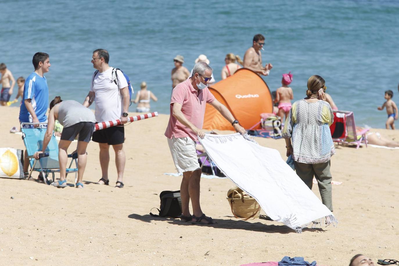 Aspecto que presentan este sábado las playas de El Sardinero y de la bahía de Santander, con muchos bañistas, gente paseando por la orilla, disfrutando del mar y tomando el sol.