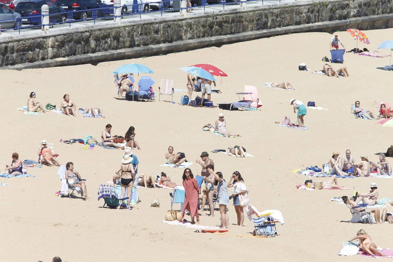 Aspecto que presentan este sábado las playas de El Sardinero y de la bahía de Santander, con muchos bañistas, gente paseando por la orilla, disfrutando del mar y tomando el sol.