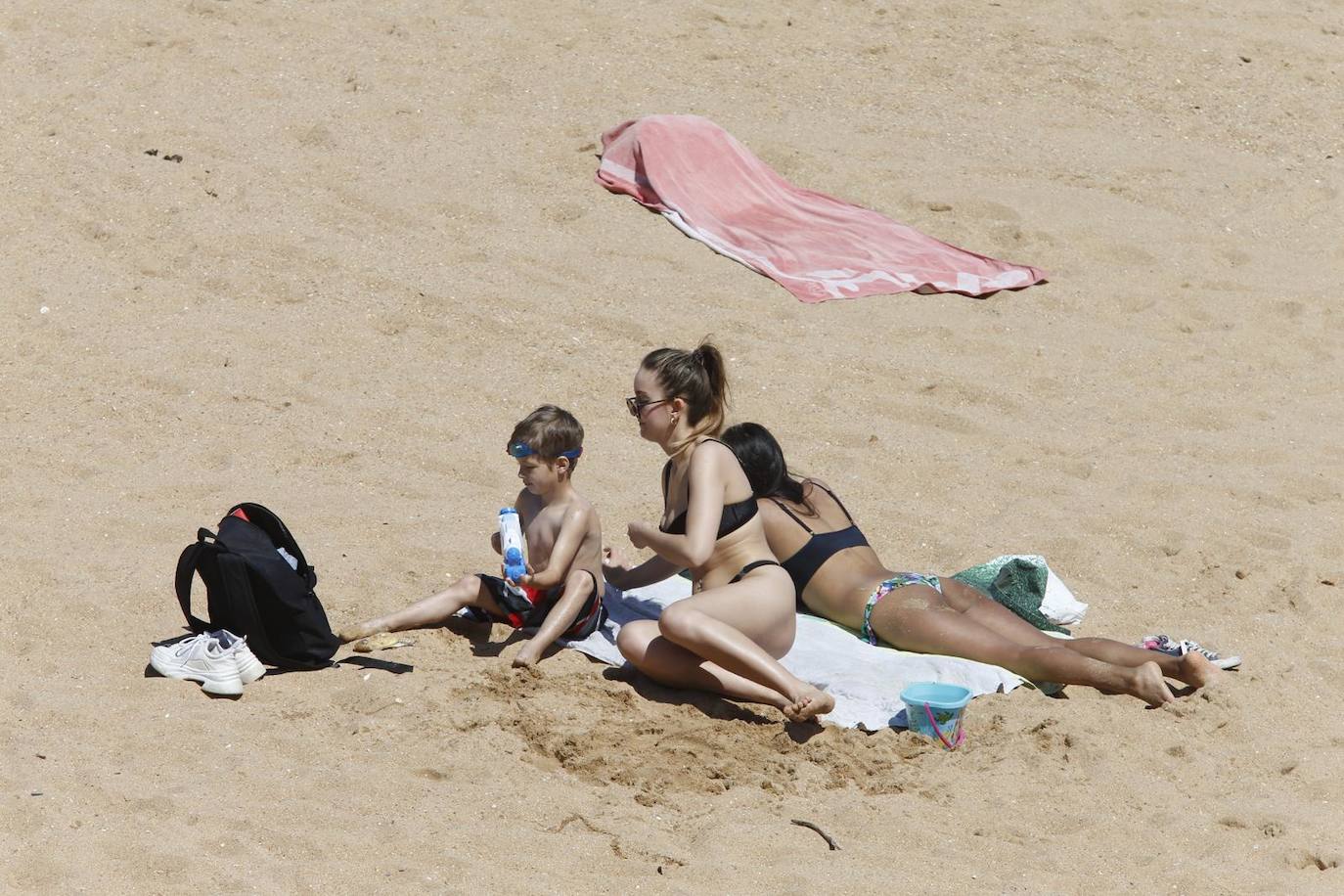 Aspecto que presentan este sábado las playas de El Sardinero y de la bahía de Santander, con muchos bañistas, gente paseando por la orilla, disfrutando del mar y tomando el sol.