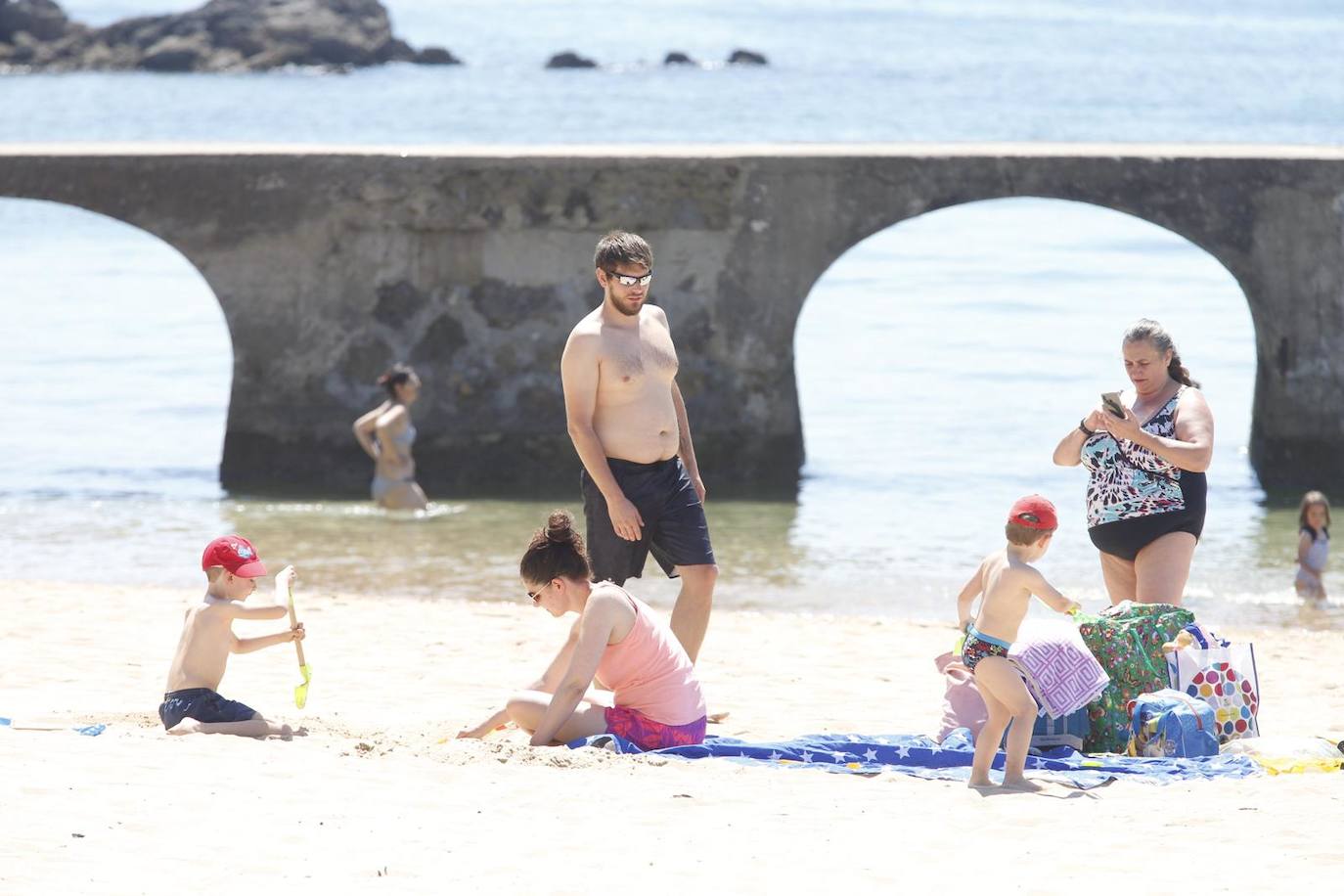 Aspecto que presentan este sábado las playas de El Sardinero y de la bahía de Santander, con muchos bañistas, gente paseando por la orilla, disfrutando del mar y tomando el sol.