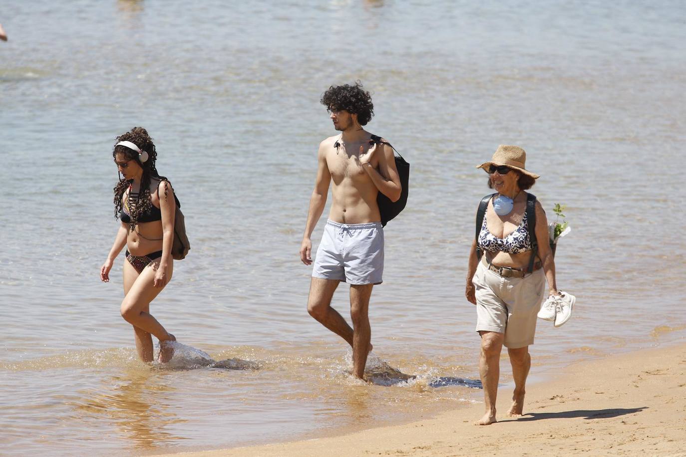 Aspecto que presentan este sábado las playas de El Sardinero y de la bahía de Santander, con muchos bañistas, gente paseando por la orilla, disfrutando del mar y tomando el sol.