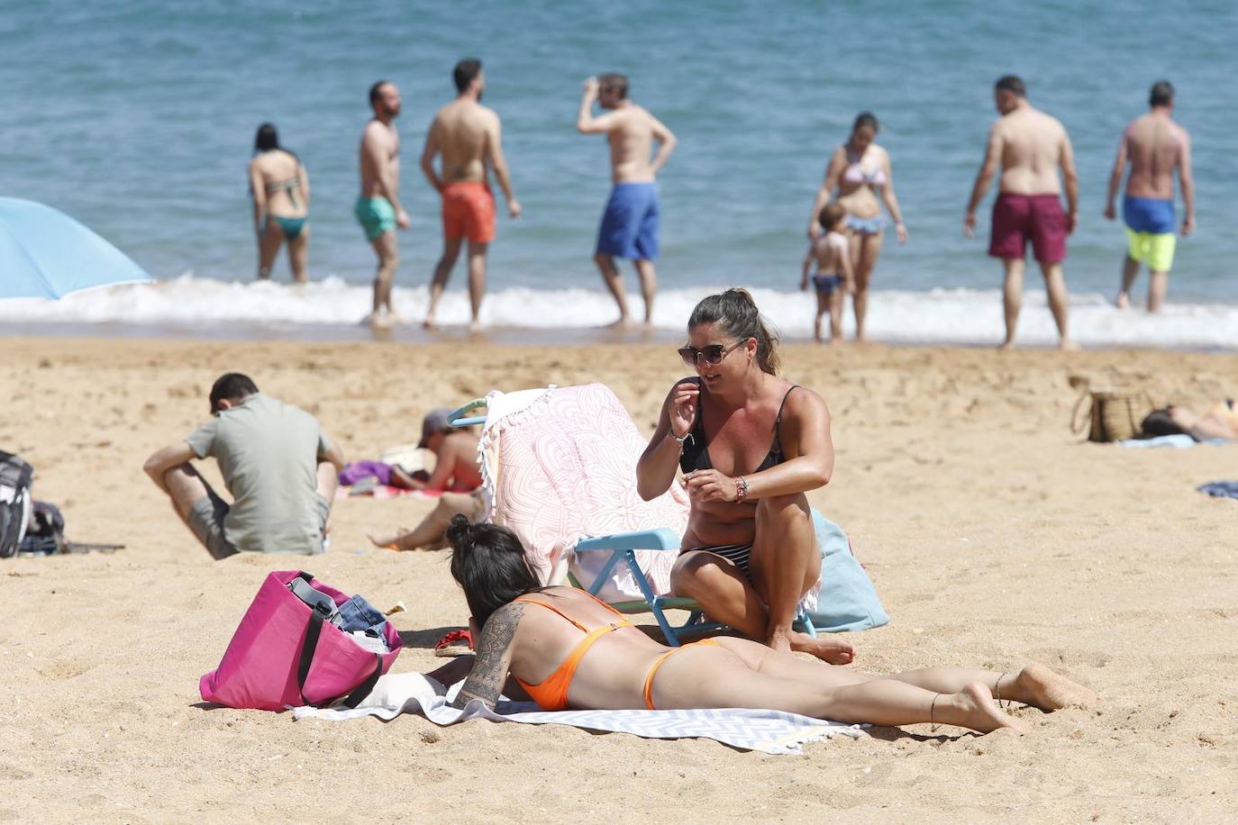 Aspecto que presentan este sábado las playas de El Sardinero y de la bahía de Santander, con muchos bañistas, gente paseando por la orilla, disfrutando del mar y tomando el sol.