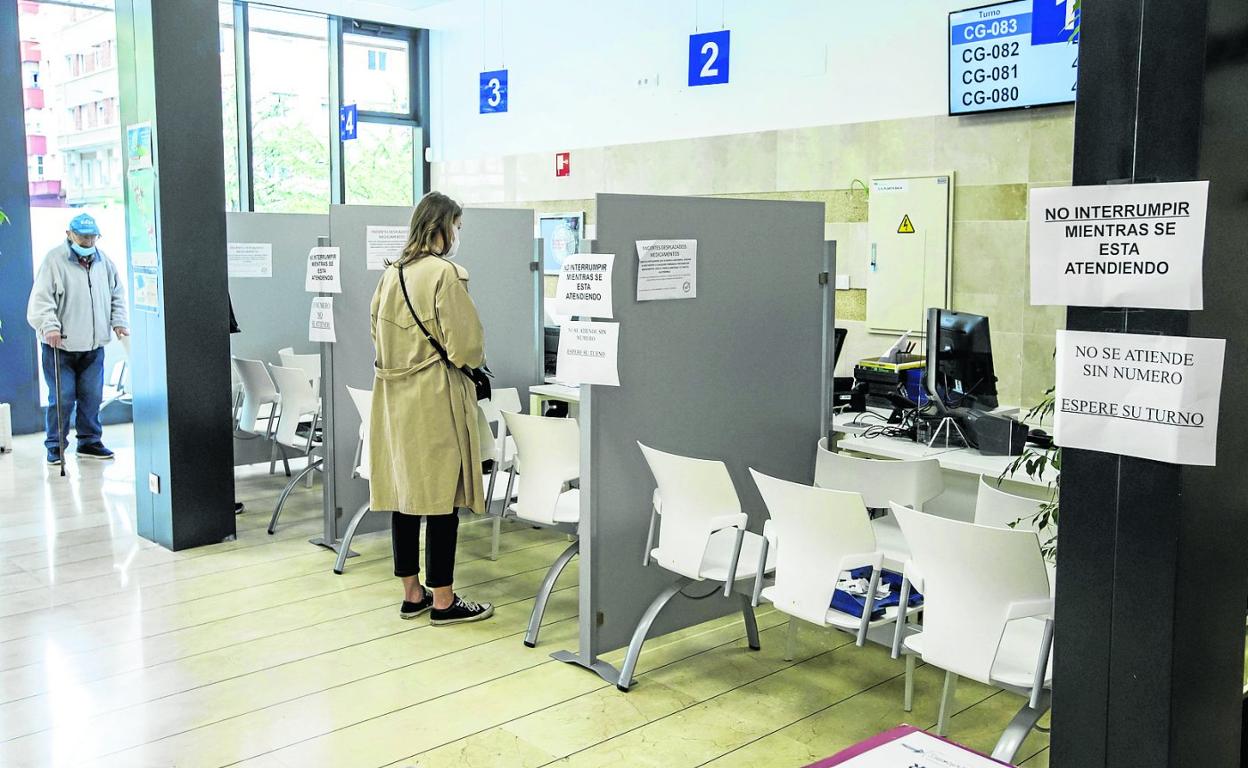 Pacientes en los mostradores de admisión del centro de salud de la calle Vargas. 