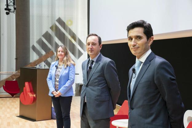 Laura Velasco, Pablo Rodríguez-Arias y Gerardo Puerta, el jueves por la tarde en el auditorio de la sede en la calle Luca de Tena de Madrid que posee Banco Santander. 