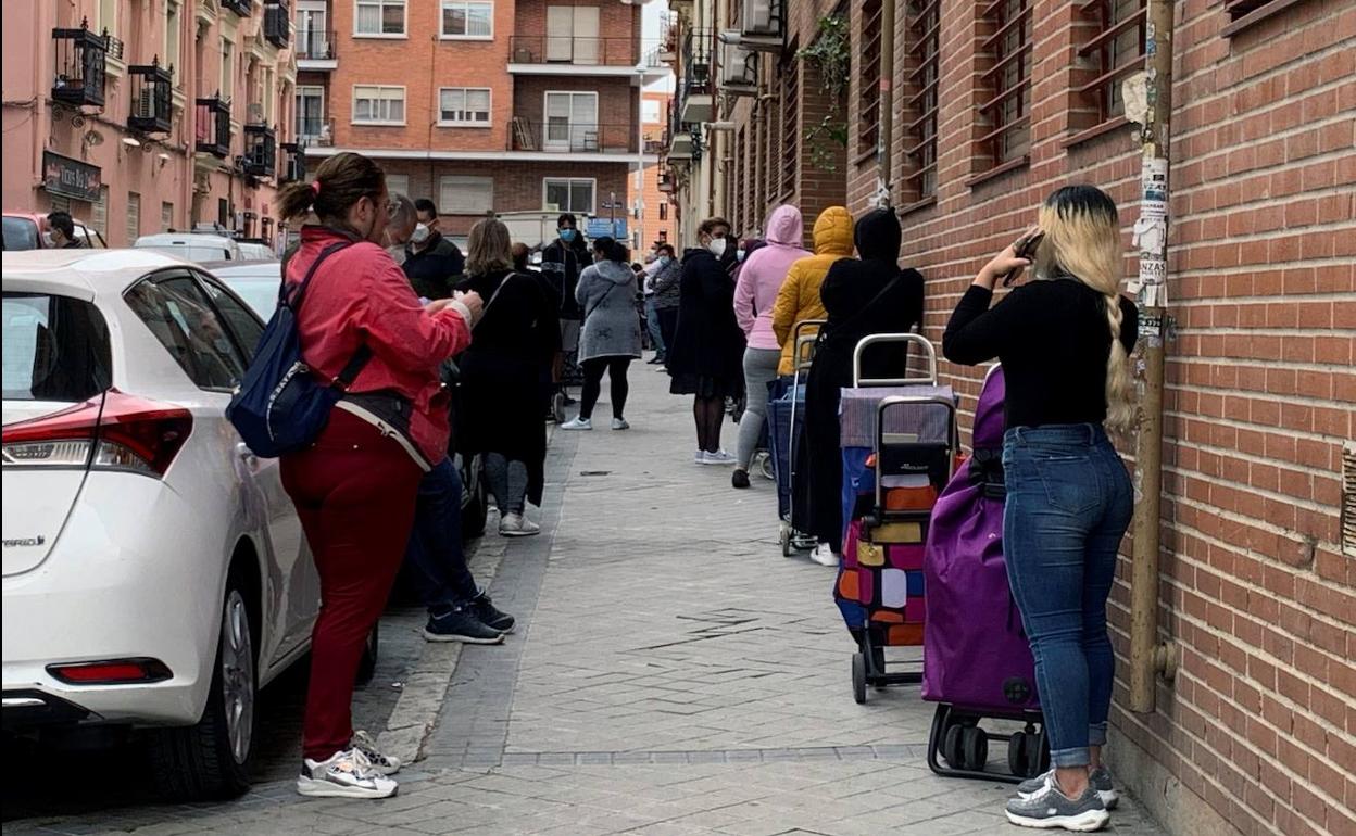 Colas ante un economato de Cáritas en Madrid. 