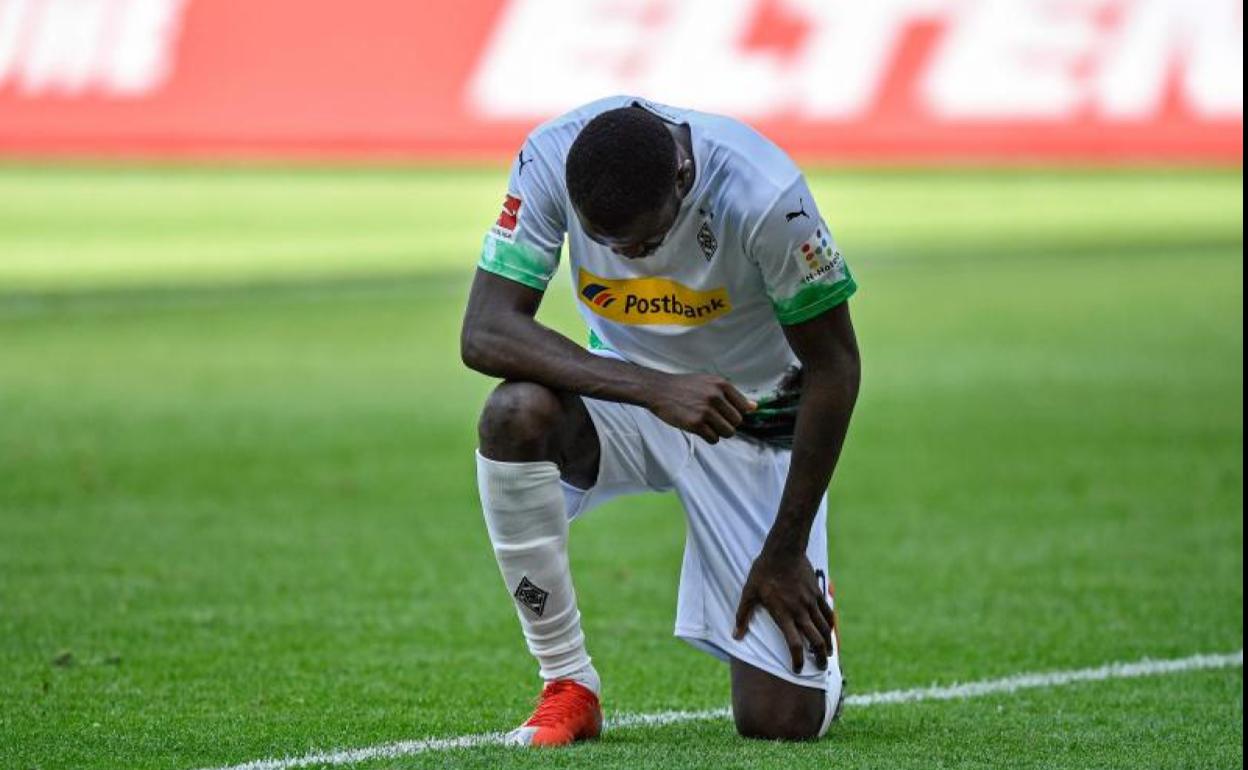 Marcus Thuram, delantero del Borussia Mönchengladbach, se arrodilla tras marcar uno de los goles de su equipo ante el Union Berlín. 