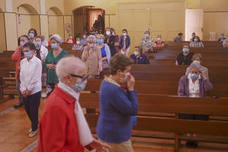 La Parroquia de Nuestra Señora del Carmen del barrio Pesquero, en Santander, durante el acto religioso de la mañana. Poco antes de terminar la misa, una de las monjas Mercedarias anunció que se marchan del barrio tras 74 años de social por motivos de reorganización