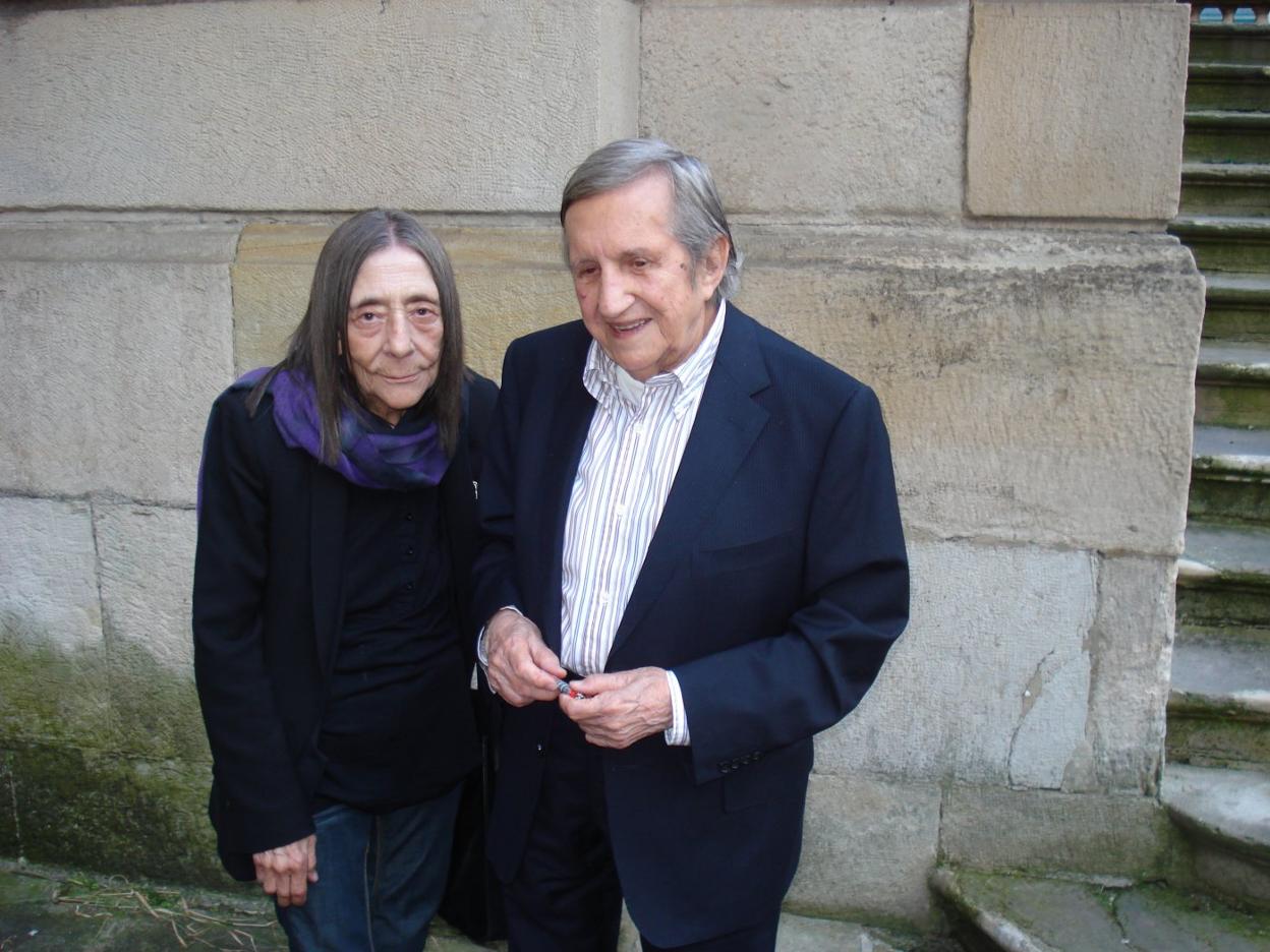 Elena Asins y el poeta y pintor Julio Maruri, en los jardines de la Biblioteca de Menéndez Pelayo, en julio de 2012 durante la inauguración en el MAS de la exposición 'Escritura experimental'. 