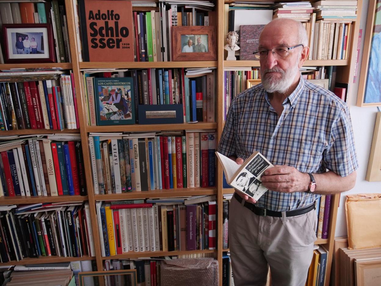 Juan Manuel Puente en su domicilio donde ha pasado el confinanmiento entre dibujos y, sobre todo, libros.