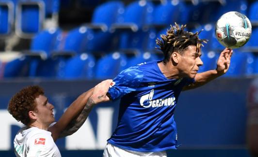 Todibo, en un partido del Schalke ante el Werder Bremen. 