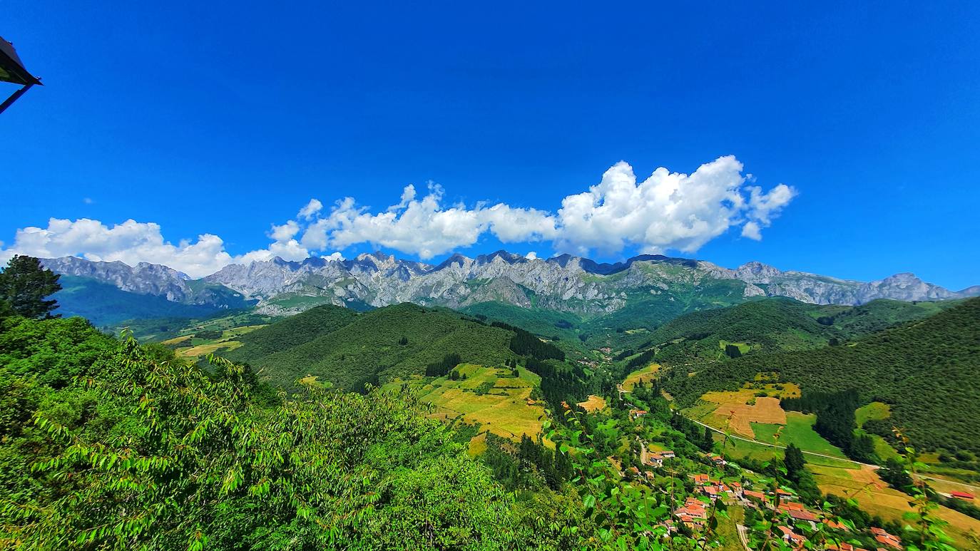 De Las Ilces a Pido por la pista de Piarga, pasando por Espinama, la panorámica de esta zona del municipio de Camaleño encoge la respiración. Lo mismo que la panorámica desde el mirador de San Miguel cogiendo el pueblo de Turieno y Argüebanes hacia el Macizo Oriental. Un auténtico nirvana para los amantes de la naturaleza y el senderismo.