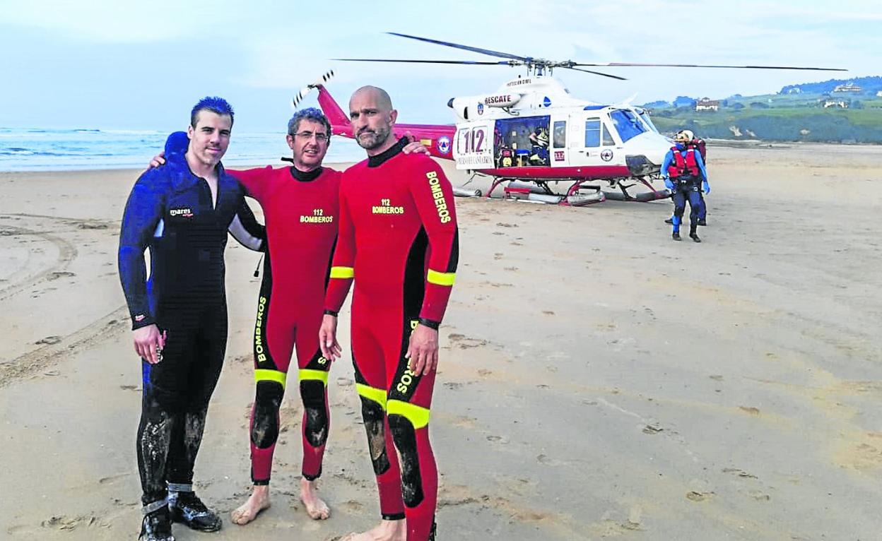 De izquierda a derecha, los bomberos Sergio Fernández, Jaime Herrera y Eduardo González, que participaron en el rescate