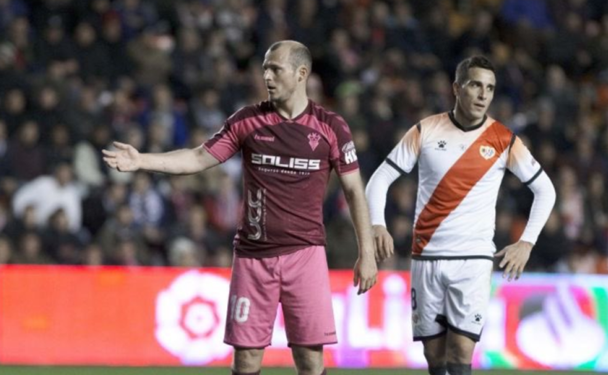 Roman Zozulia gesticula durante el partido que su equipo, el Albacete, jugó en el campo del Rayo Vallecano. 